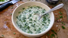 Kesilmeden tam kıvamında Dovga çorbası: yoğurt, pirinç ve taze otlarla