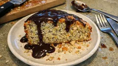 Portakallı haşhaşlı kek: her dilimde çıtır doku, üstünde ipeksi çikolata sos