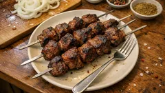 Maden suyuyla marine edilen Özbek şaşlık: mangalda yumuşacık dana şiş