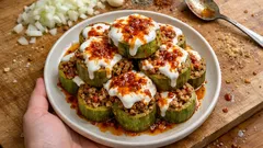 Sarımsaklı yoğurt ve salçalı sosla katıklı dolma: kabaklar tam kıvamında pişiyor