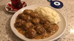 Kremalı soslu İsveç köftesi: dışı kızarmış, içi sulu ev yapımı tarif