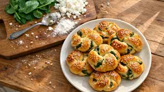 Ispanaklı düğüm poğaça tarifi: puf puf kabaran, yumuşacık sonuç