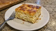 Su böreği tadında pratik makarna böreği: yufkalı, sütlü sosla tepside çıtır