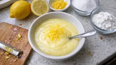 Yaz için ferah limon peltesi: pürüzsüz kıvamıyla kolay kaşık tatlısı