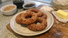 Pastane usulü kandil simidi: mahlepli, kıyır kıyır ve susama bulanan tarif