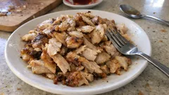 Evde tavuk döner yapmanın pratik yolu: dondurup ince dilimleyin, tavada hızlıca pişirin