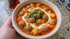 Salçalı ekşili sulu köfte: Yoğurtlu terbiyeyle tam kıvamında, tek tencerede