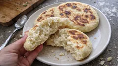 Fırınsız tavada mayalı bazlama: yoğurtlu hamurla pamuk gibi kabarıyor