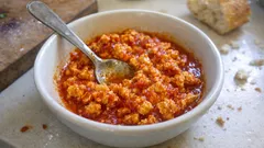 Salçalı yumurta: 10 dakikada ekmek banmalık kahvaltı