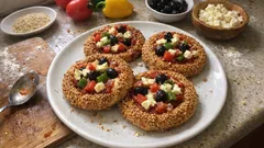 Mayasız simit pizza tarifi: kabartma tozuyla yumuşacık, üzeri bol malzemeli