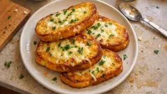 Bayat ekmekle peynirli yumurtalı kızartma: dışı çıtır, içi yumuşacık