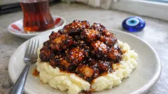 Acı tatlı soslu ahtapot: tek tavada hızlı, yanında kremsi patates püresi