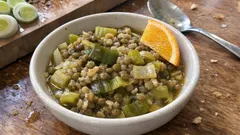 Mercimekli pırasa yemeği: portakal-limon dokunuşuyla ferah zeytinyağlı