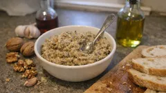 Fırında köz tadında cevizli patlıcan ezmesi: sarımsak ve sirkeyle tam kıvamında