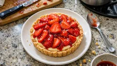 Kıyır hamurlu çilekli tart: vanilyalı pastacı kremasıyla tam kıvamında