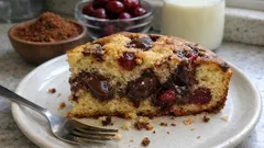 Tek kalıpta kakaolu vişneli Torta Nua: muhallebi dolgusu dilimlerde kat kat görünüyor