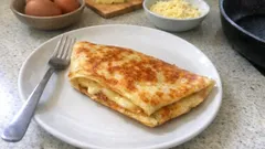 Tek tavada lavaş arası omlet: kaşarlı, dışı hafif çıtır kahvaltı