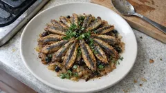 Soğan yatağında hamsi çıtlama: az yağla, suyunu çektirip tam kıtır pişirme yöntemi