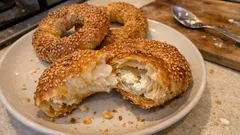 Peynirli Simit Böreği: yufkadan susamlı, çıtır halka börek tarifi