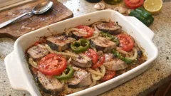 Fırında palamut yemeği: soğan, domates ve biberle tek tepside nefis sonuç