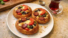Simit tadında pizza poğaça: susama bulayıp fırında yumuşacık pişirin